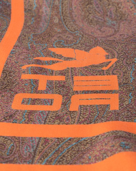 Shop ETRO  Foulard: Etro foulard in seta, decorato dall'iconico motivo Paisley, è caratterizzato da bordi a contrasto e logo ETRO CUBE fluo.
Dimensioni:  70 x 70 cm.
Composizone: 100% seta.
Made in Italy.. 12613 4561-0100